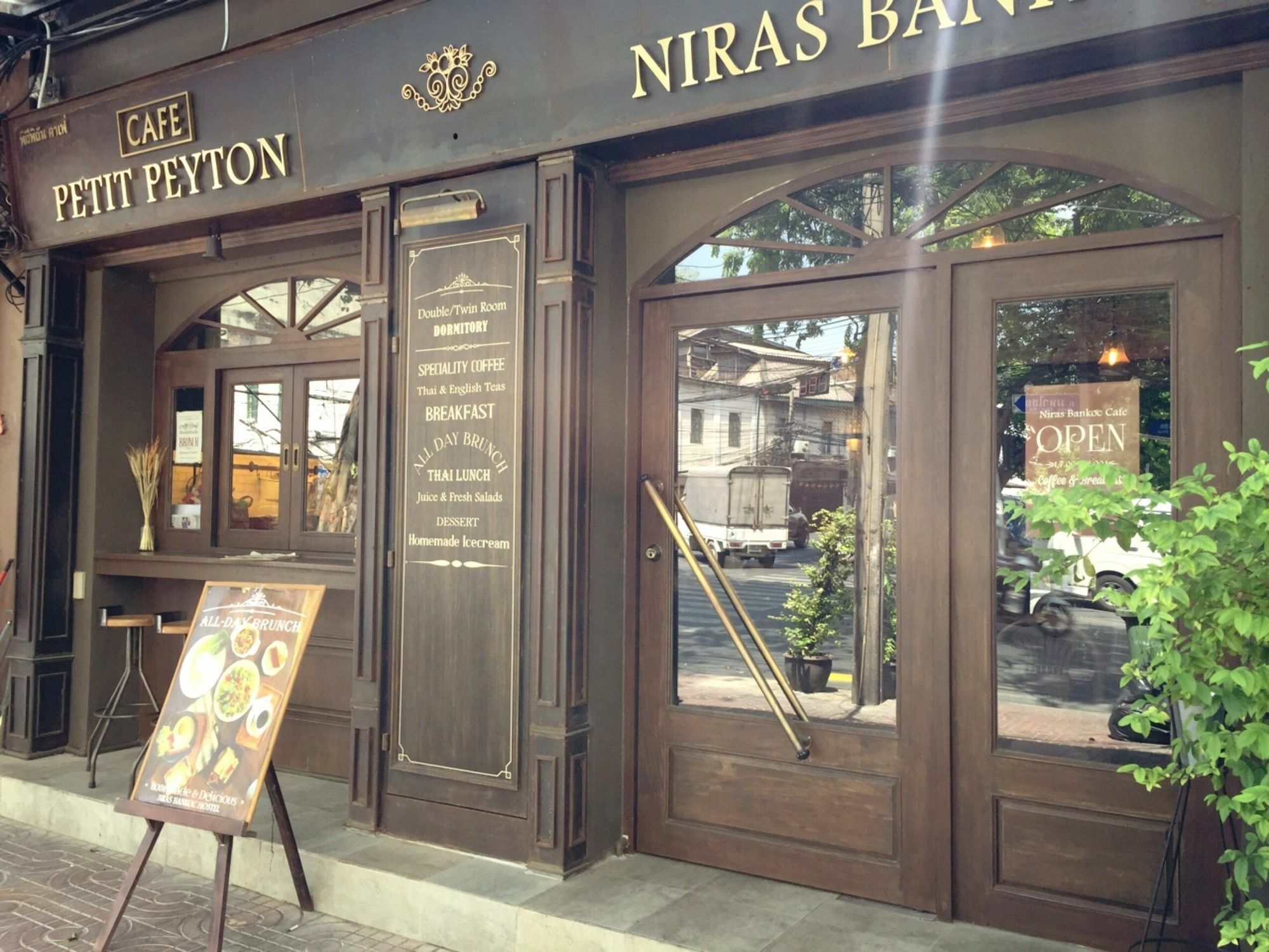 Niras Bankoc Hostel Бангкок Экстерьер фото